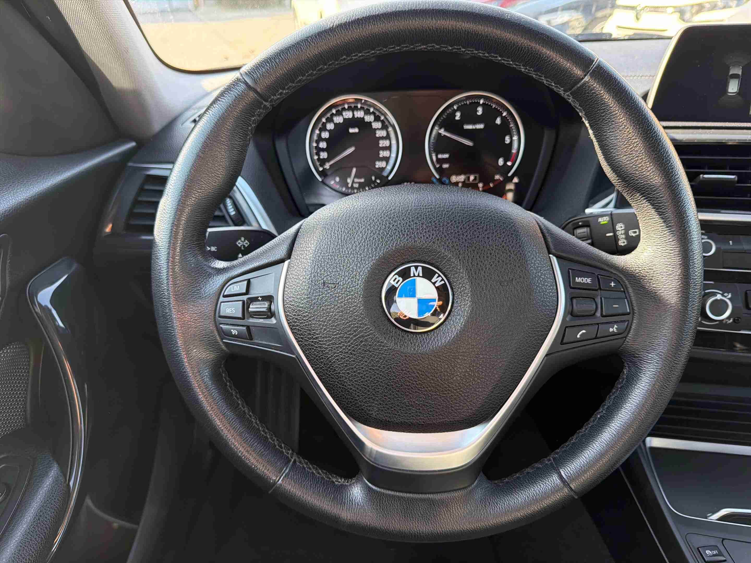 BMW Série 1 116 d Line Urban Auto — fotografia 13