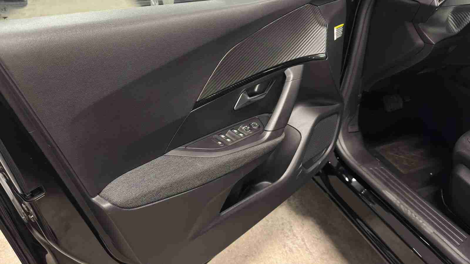 Peugeot 2008 e-2008 54 kWh Style — fotografia 6