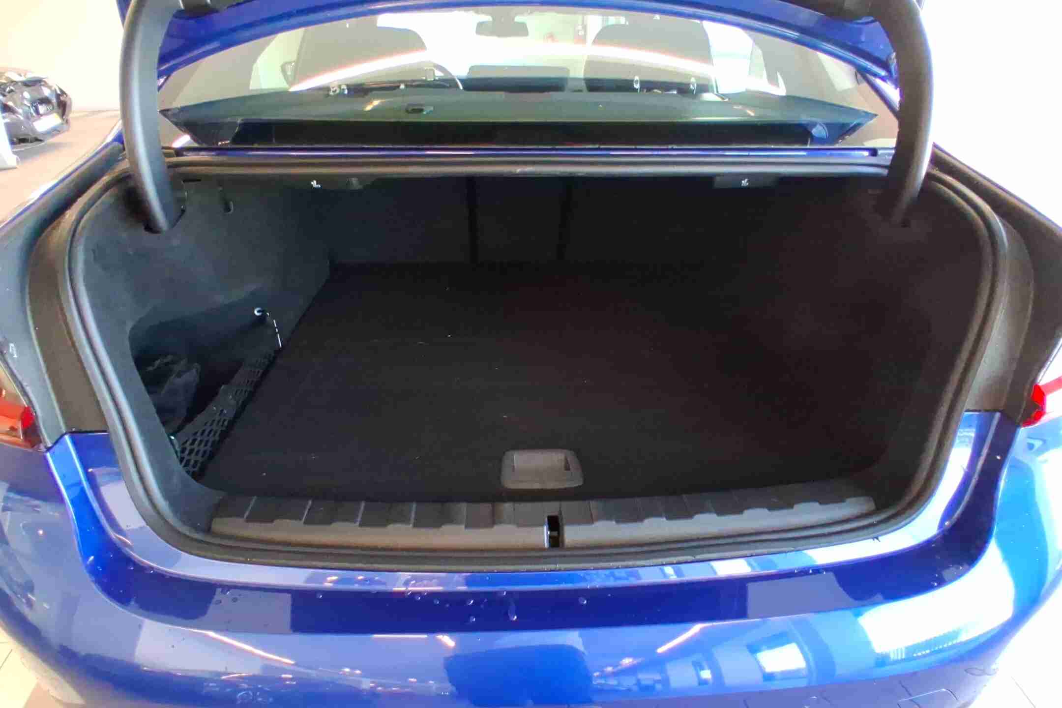 BMW Série 3 330 e iPerformance — fotografia 11