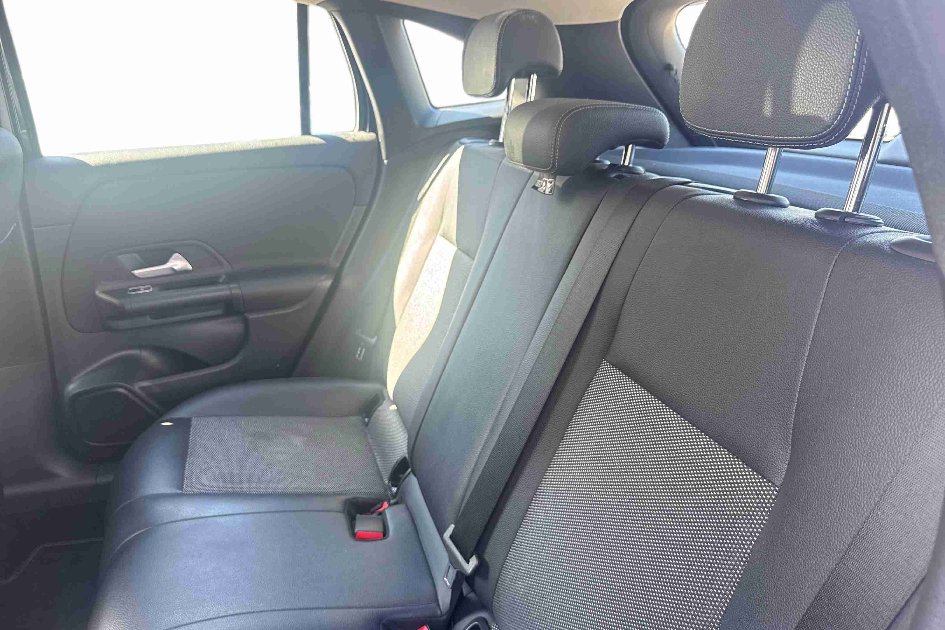 Mercedes-Benz Classe GLA GLA 180 d — fotografia 10