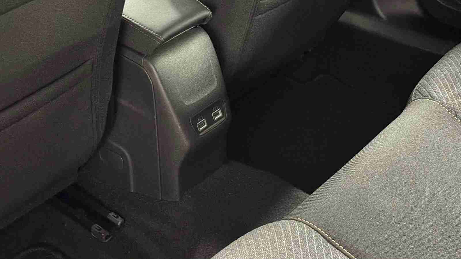 Peugeot 2008 e-2008 54 kWh Style — fotografia 17