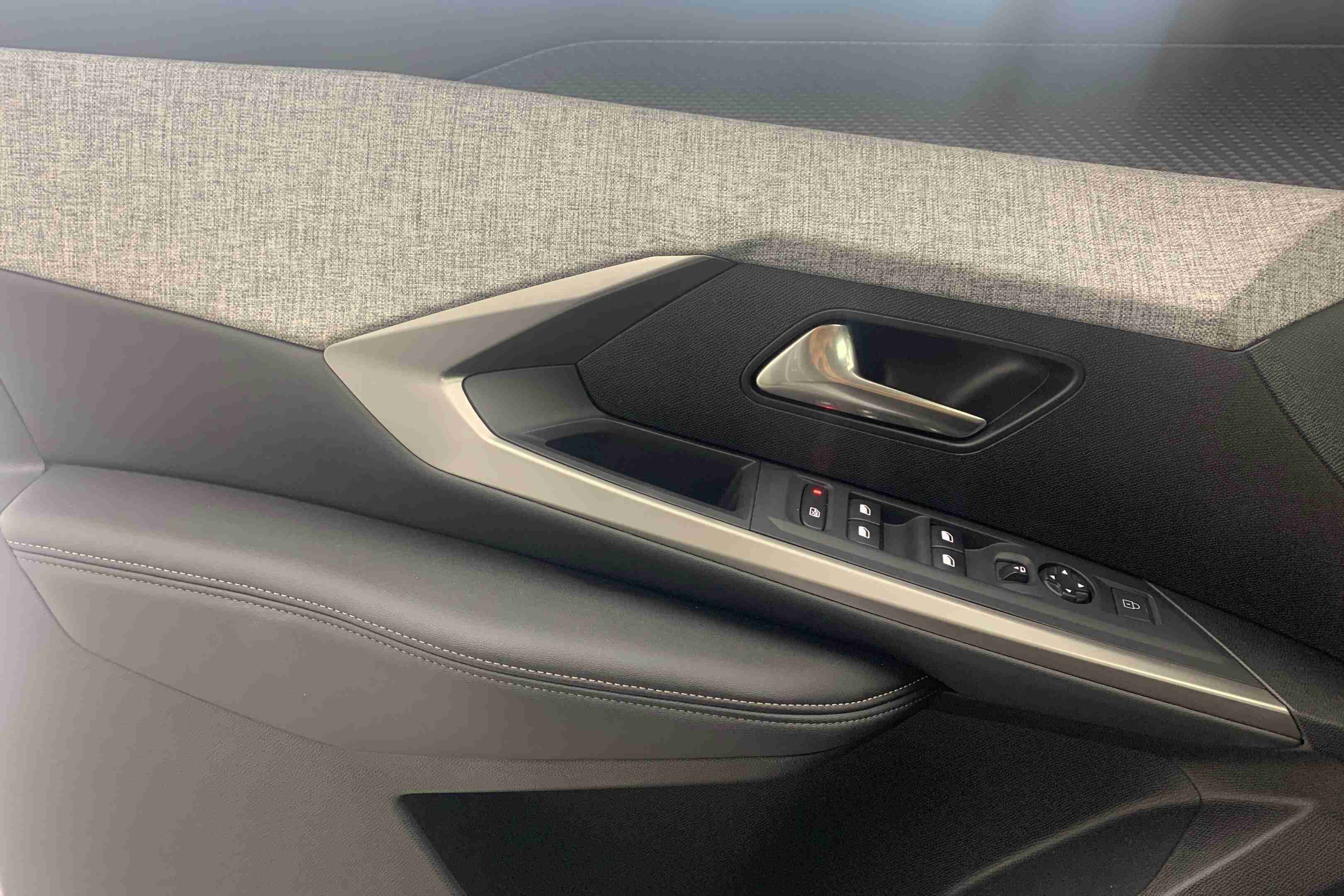 Peugeot 3008 3008 1.2 Hybrid Allure e-DCS6 — fotografia 12