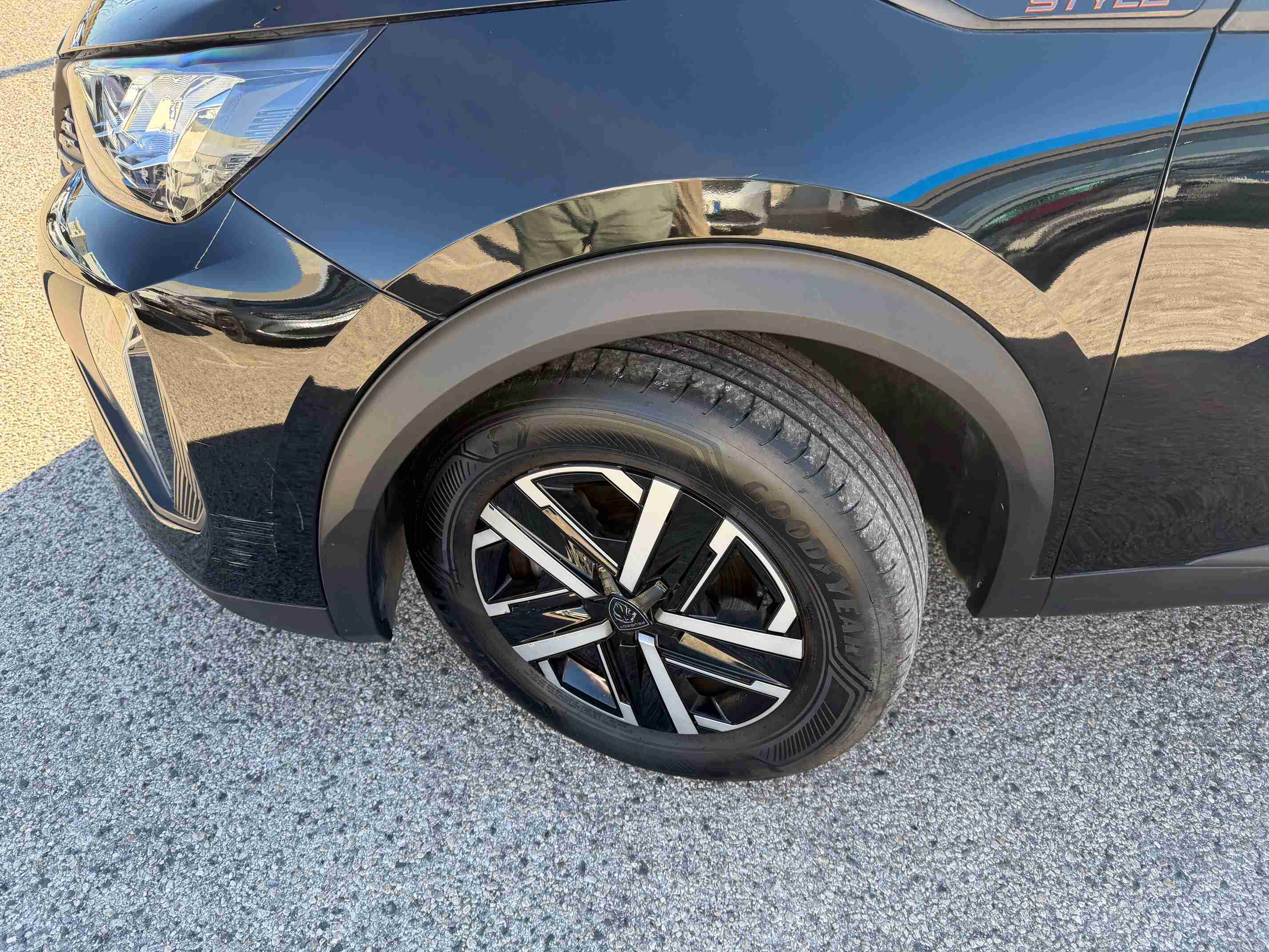 PEUGEOT - 2008 - e-2008 54 kWh Style — photo 2