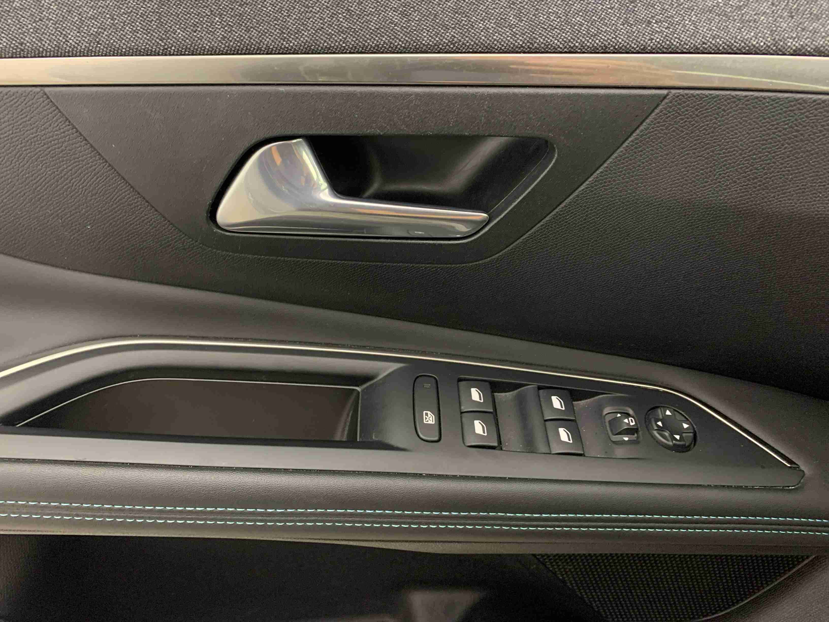 Peugeot 3008 3008 1.6 Hybrid Allure Pack e-EAT8 — fotografia 11