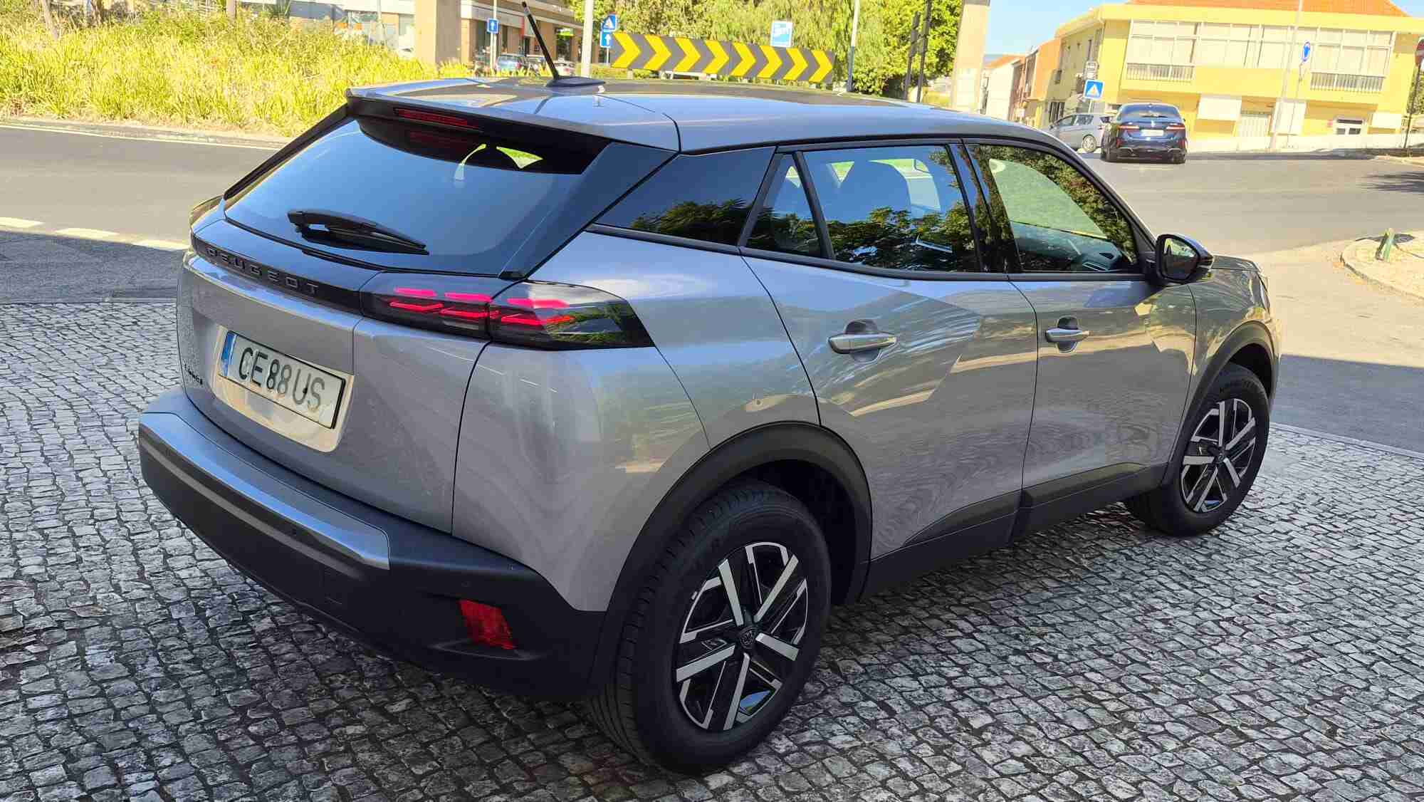 PEUGEOT - 2008 - e-2008 54 kWh Style — photo 5