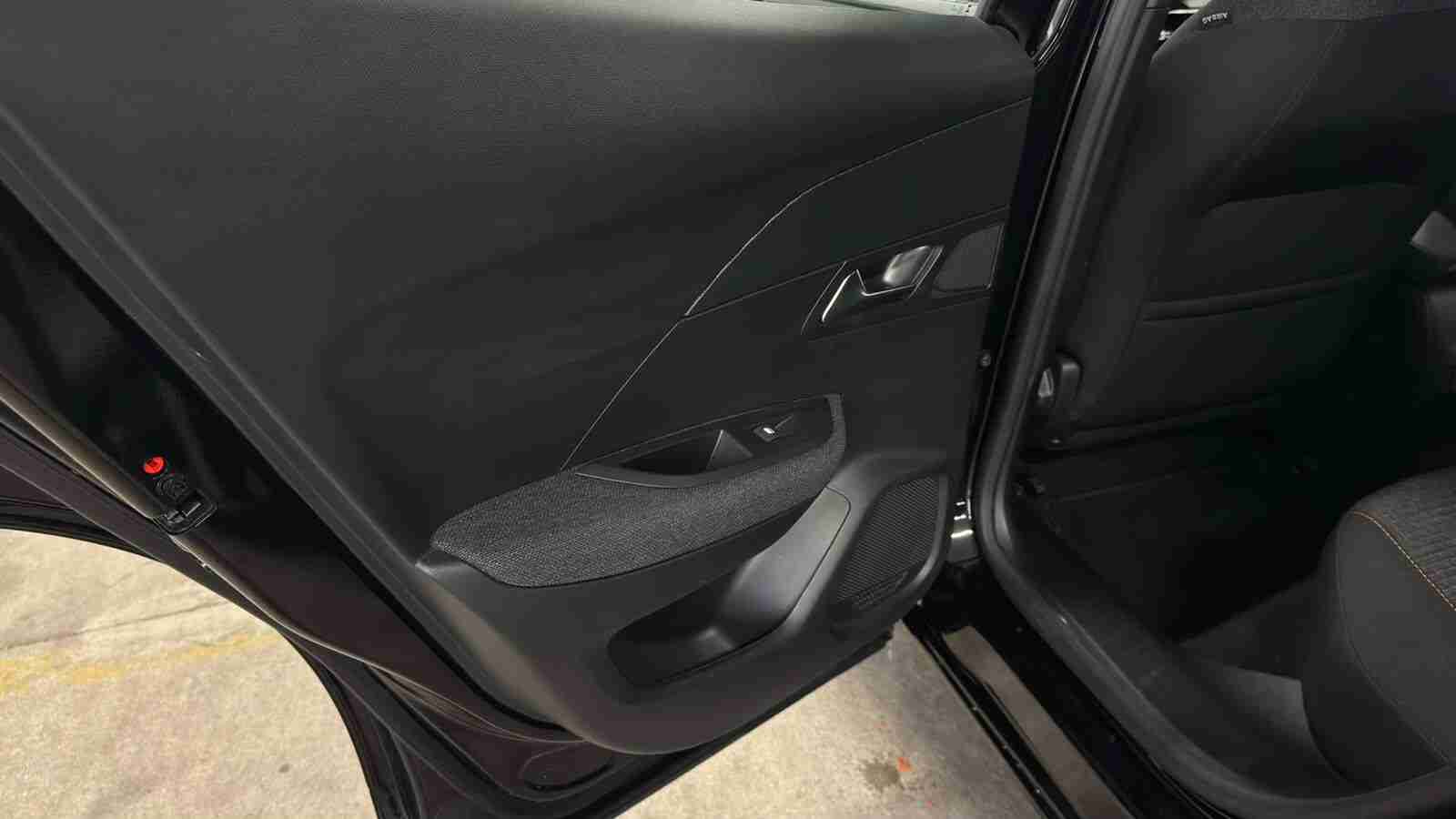 Peugeot 2008 e-2008 54 kWh Style — fotografia 14
