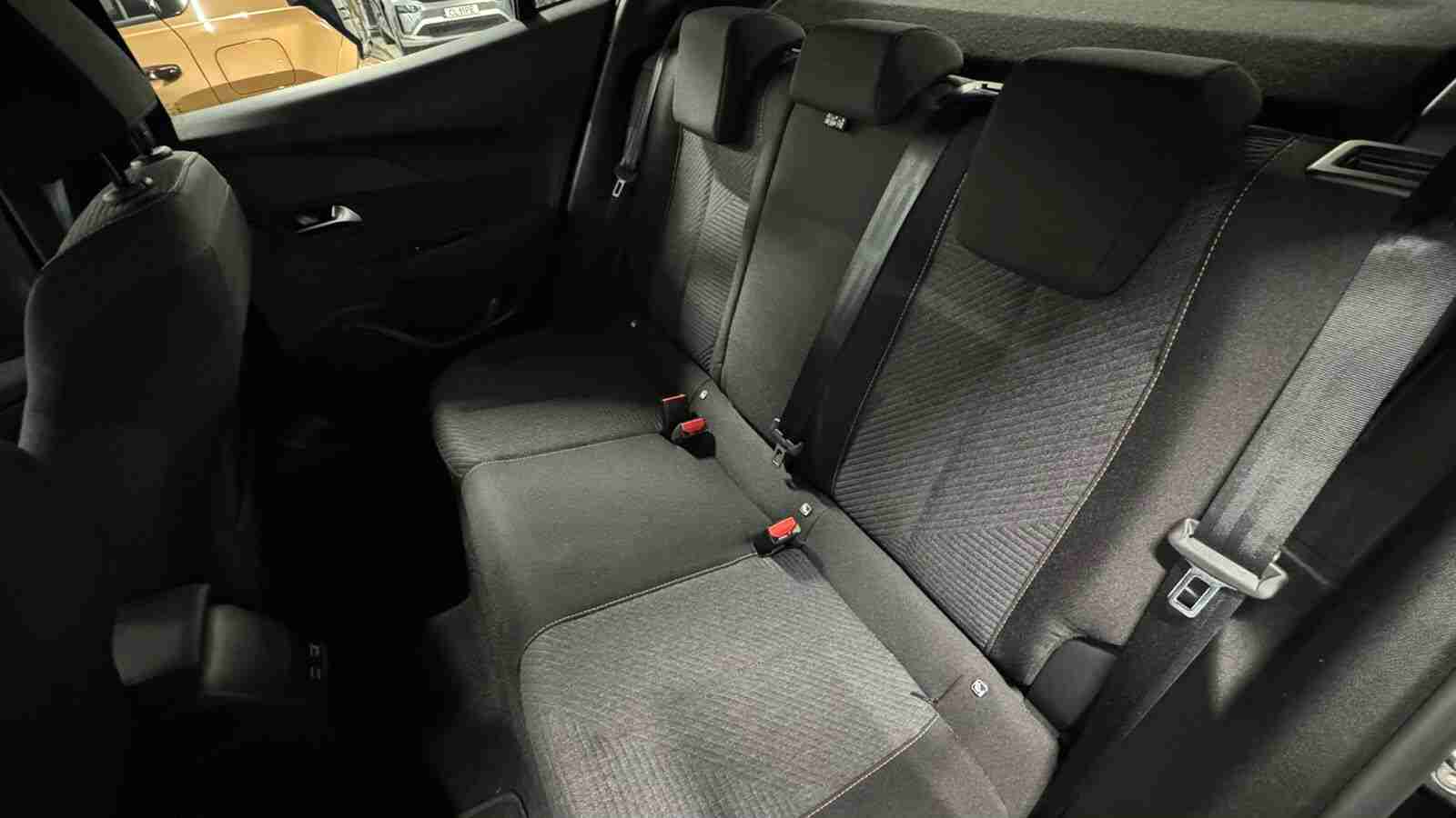Peugeot 2008 e-2008 54 kWh Style — fotografia 16