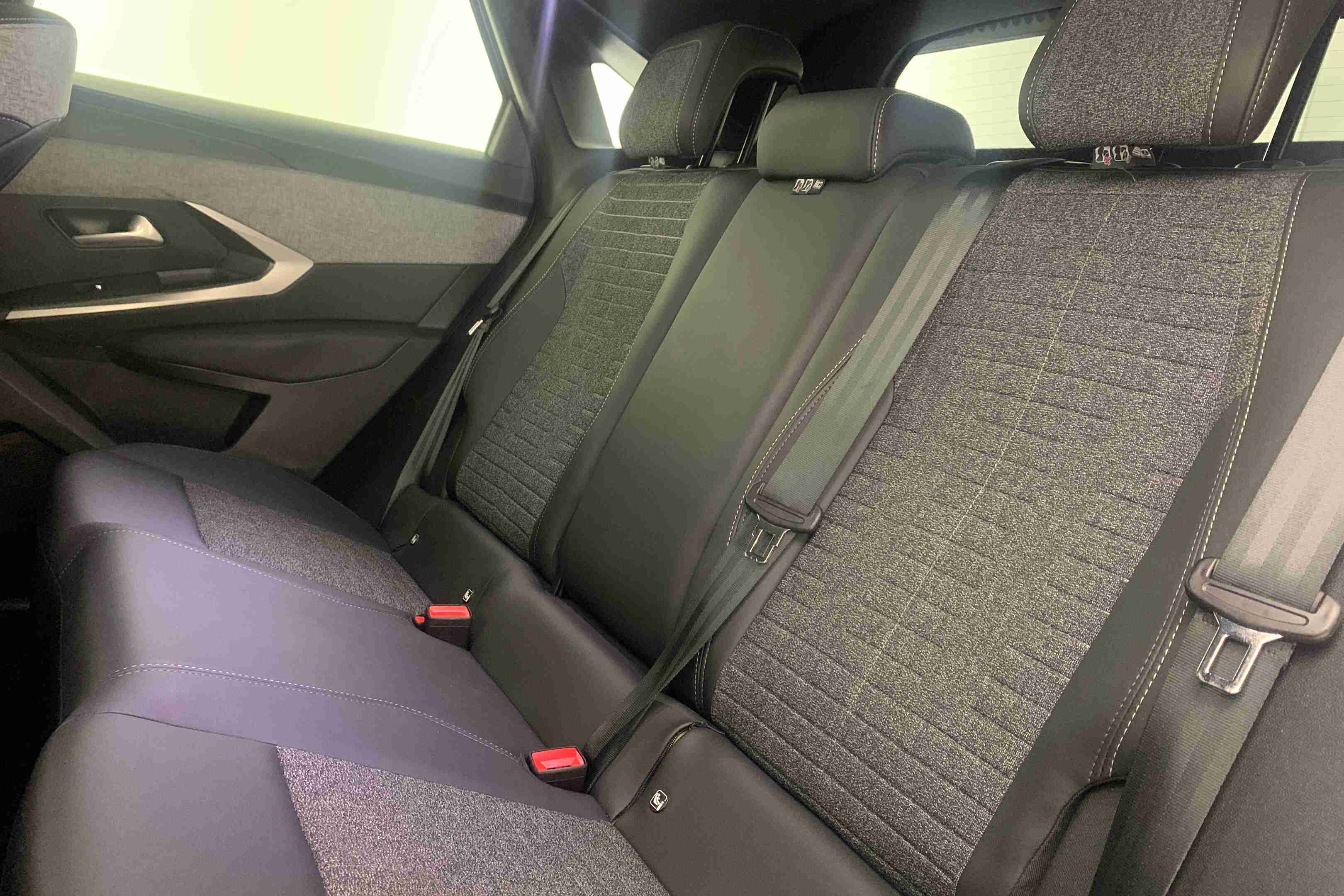 Peugeot 3008 3008 1.2 Hybrid Allure e-DCS6 — fotografia 16