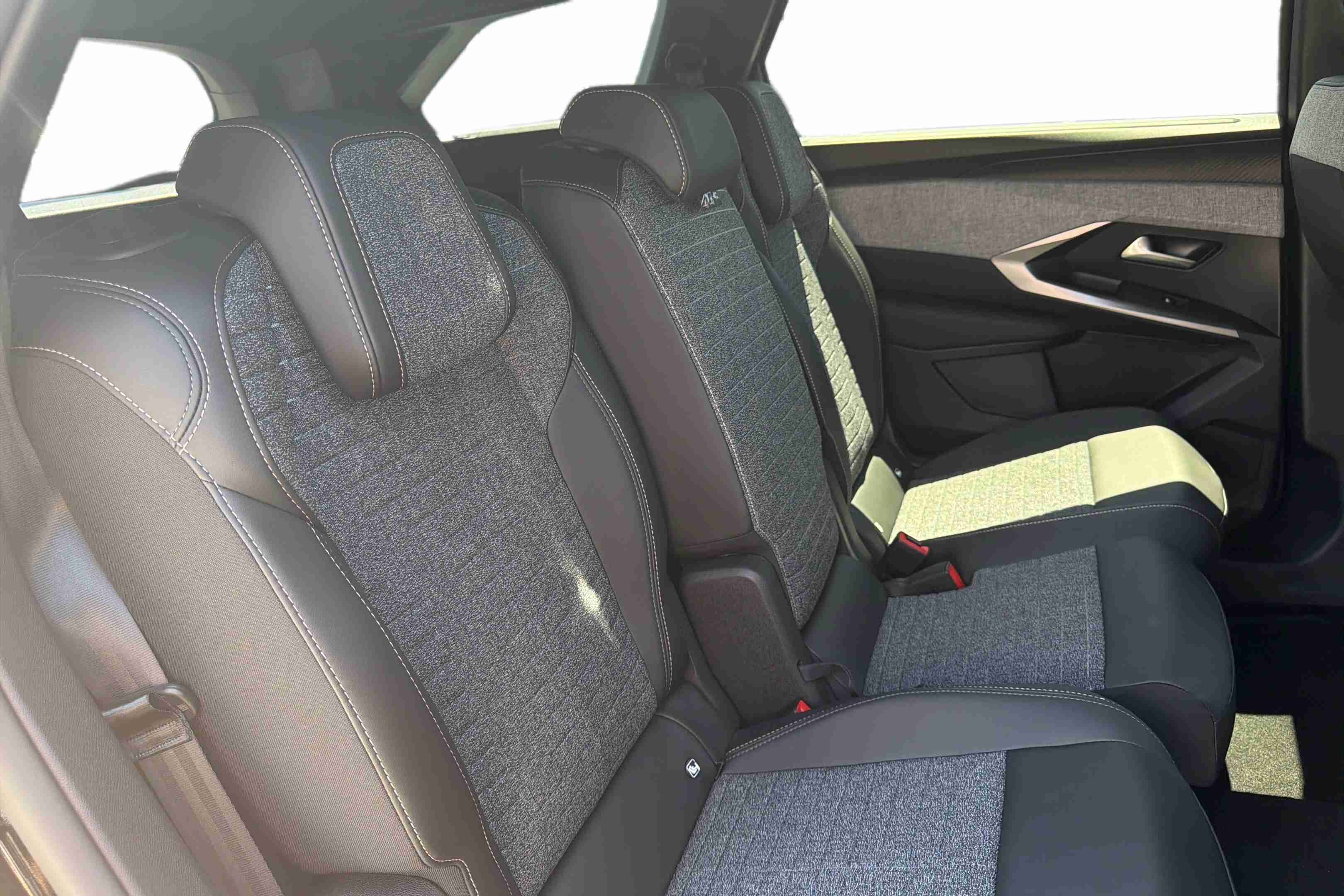 Peugeot 5008 5008 1.2 Hybrid Allure e-DCS6 — fotografia 10